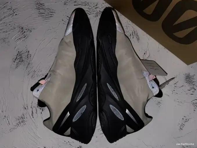 Adidas 700 Bone Yeezy FY3729 Boost MNVN 0528